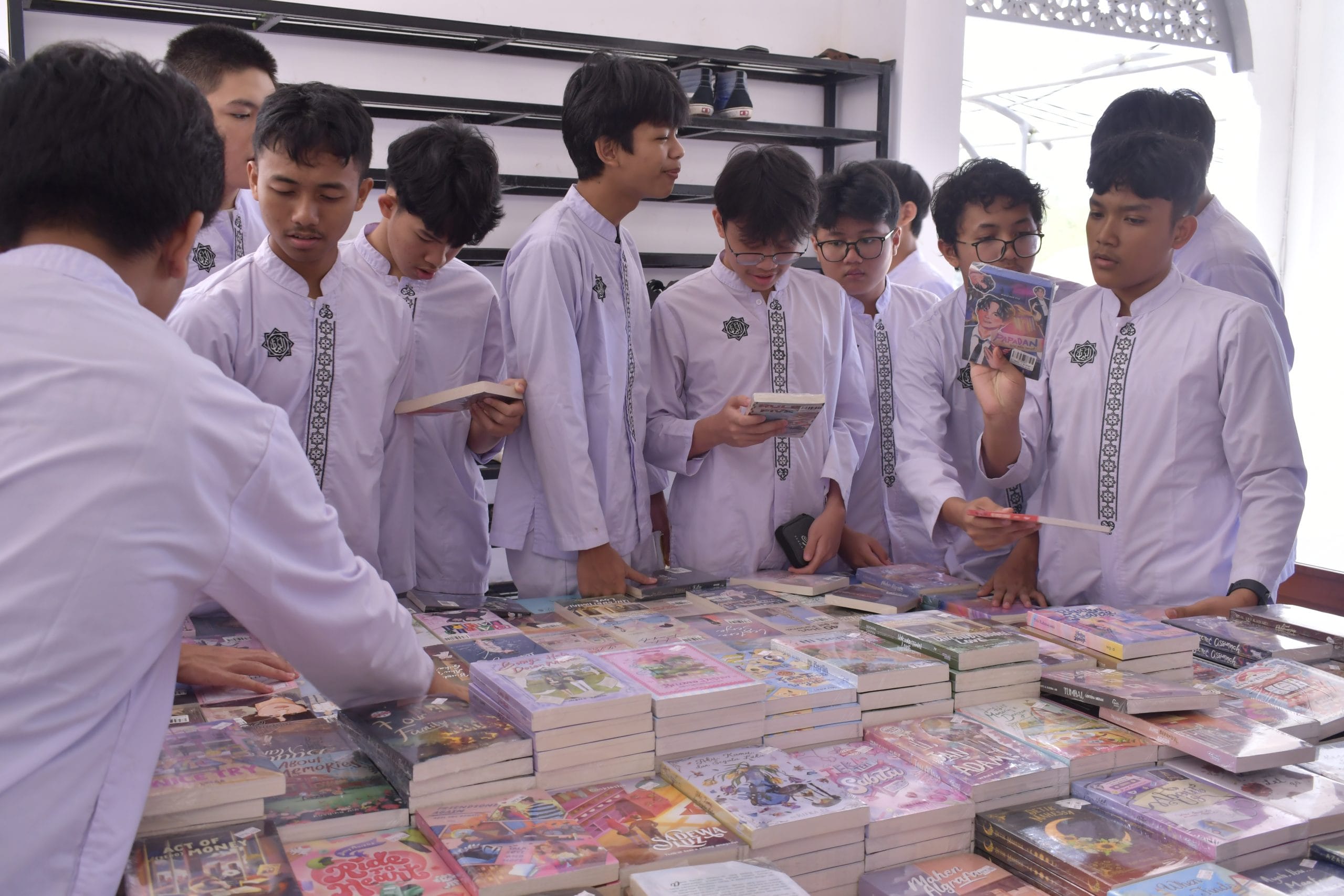 Bazar buku SMA Al Bayan Cibadak